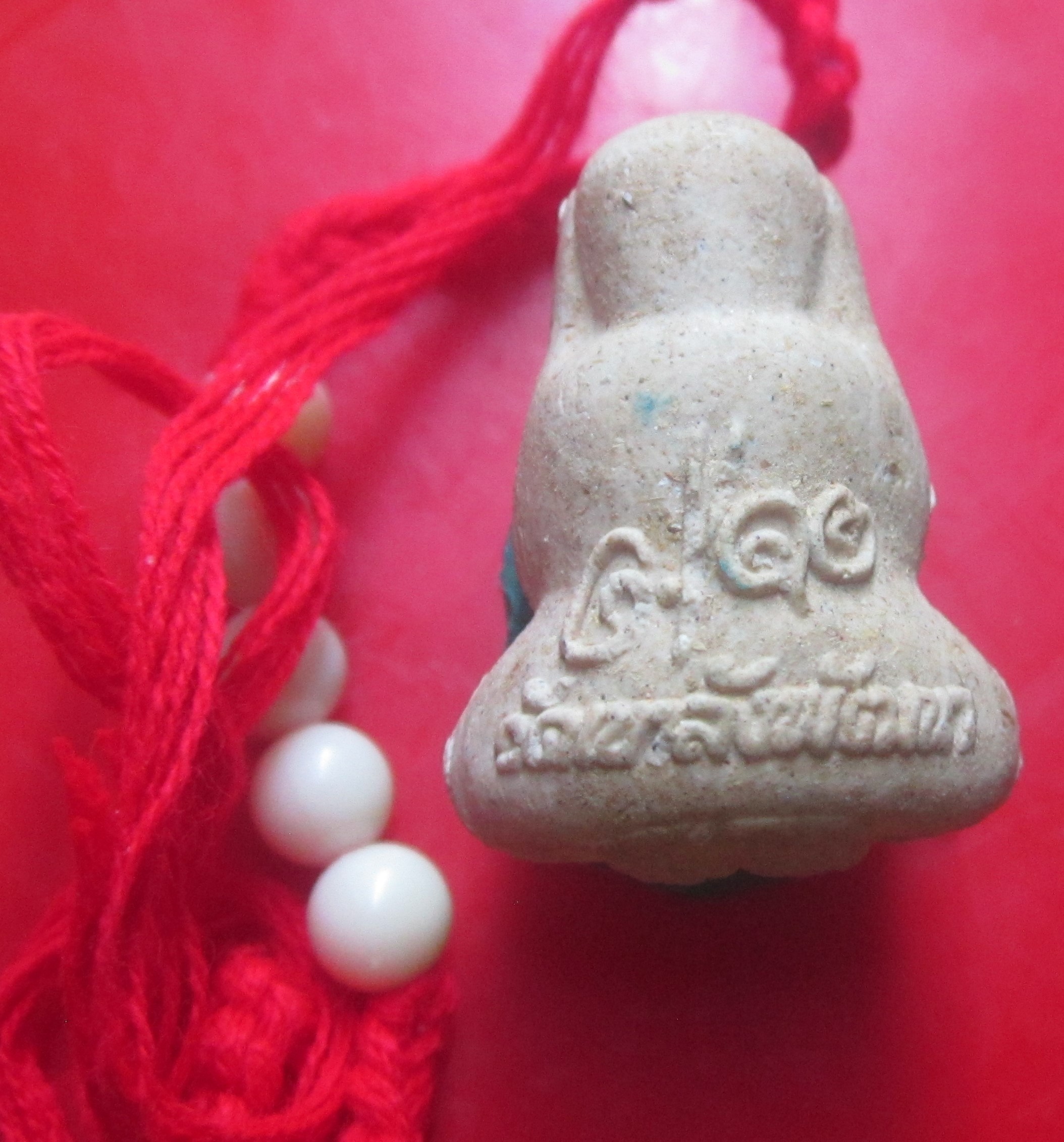 พระผงพระปิดตามหาอุต หลวงพ่อแดง วัดเขาลังพัฒนา จ.ลพบุรี พร้อมข้อมือแดง องค์ที่5