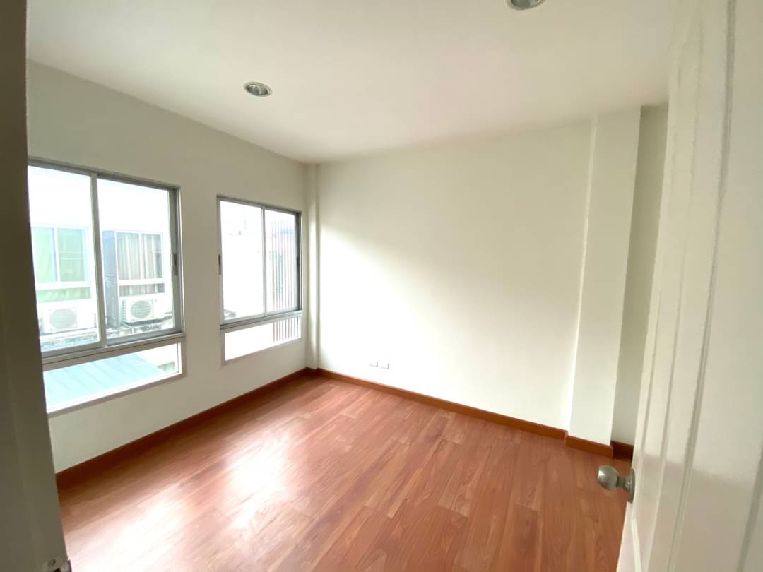 ขายบ้านกลางเมือง สาทร ตากสิน1 ใกล้สถานีรถไฟฟ้า วุฒากาศ ทาวน์โฮม ขนาด 23 ตรว 3 นอน 3 น้ำ