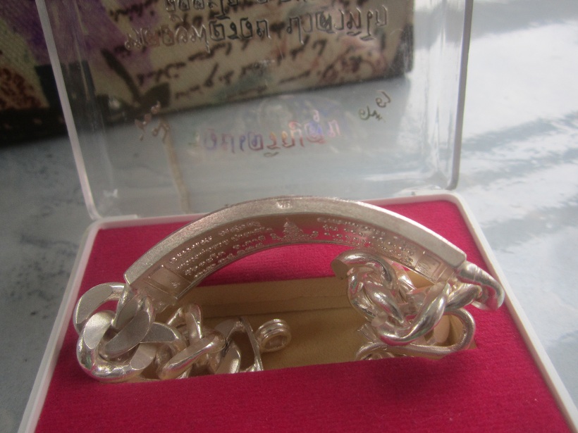 เลสข้อมือ เนื้อเงินลงยา รุ่นรวยเจริญสุข หลวงพ่อรวย วัดตะโก จ.อยุธยา ปี2556 ตอกโค๊ดสวยหมายเลข190