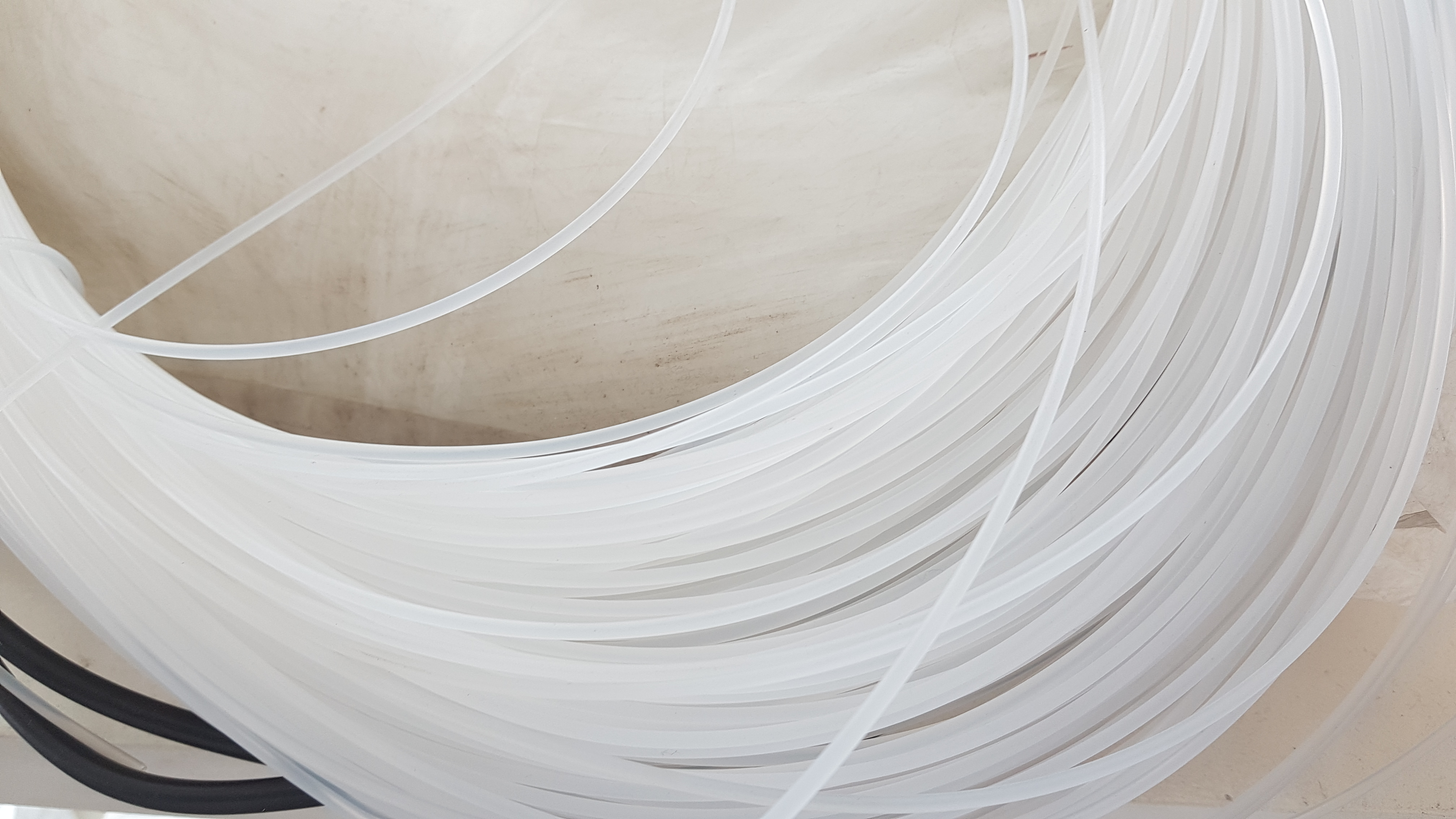 เส้นพลาสติก กลม 3.00 มิล สีขาวใส สำหรับงานดันโครงกระเป๋า ดันโครงเบาะ สานโคมไฟ สานตะกร้า สานเฟอร์นิเจอร์