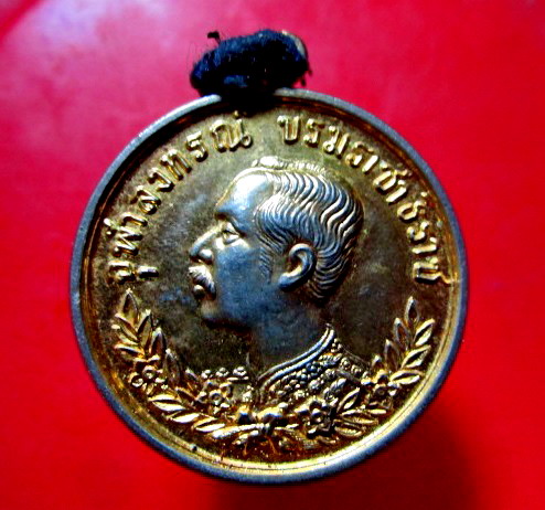 เหรียญกะหลั่ยทอง จุฬาลงกรณ์ บรมราชาธิราช(ร.5)หลัง จปร พญาครุฑ วัดวังพระธาตุ(ท้าวแสนปม) จ.กำแพงเพชร ปี2535หายากแล้วครับผม