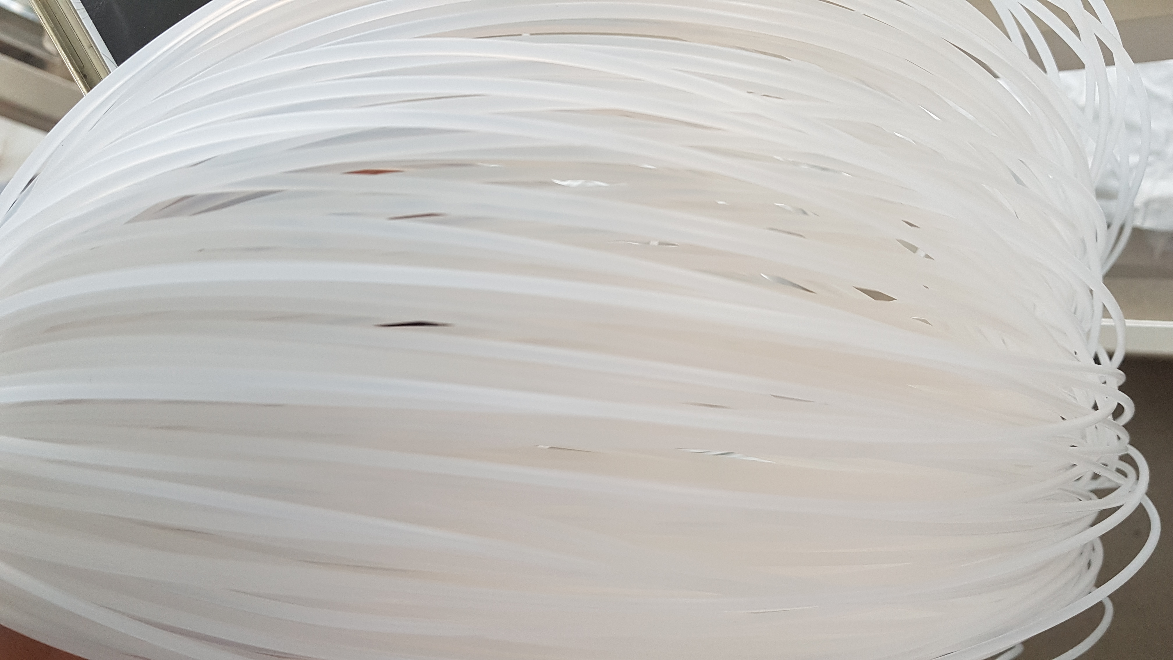 เส้นพลาสติก กลม 3.00 มิล สีขาวใส สำหรับงานดันโครงกระเป๋า ดันโครงเบาะ สานโคมไฟ สานตะกร้า สานเฟอร์นิเจอร์