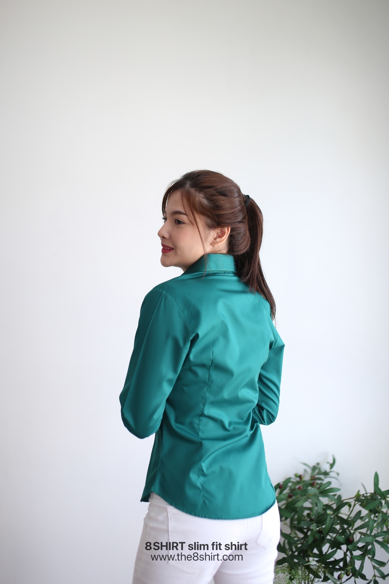 เสื้อเชิ้ตผู้หญิง สีเขียวมรกต (Emerald green) สลิมฟิต เข้ารูป แขนยาว เสื้อเชิ้ตทำงาน เสื้อยูนิฟอร์ม แบรนด์ 8SHIRT slim fit shirt พร้อมส่ง