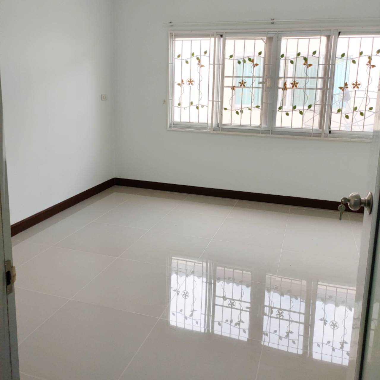 ขาย ทาวน์เฮ้าส์ เหนือฟ้าโฟร์ (บางบัวทอง บางกรวย-ไทรน้อย) ตกแต่งสวยงาม เนื้อที่ 17ตรว. 3ห้องนอน 2ห้องนอน 1ห้องครัว