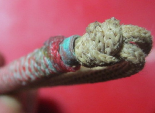 ตะกรุดเล็ก เนื้อทองแดง ยาว2.7นิ้ว ถักเชือกเอ็น สีแดง ขาว ตะกรุดเก่าแท้ไม่ทราบที่ (สายอีสานเปล่าคับผม)