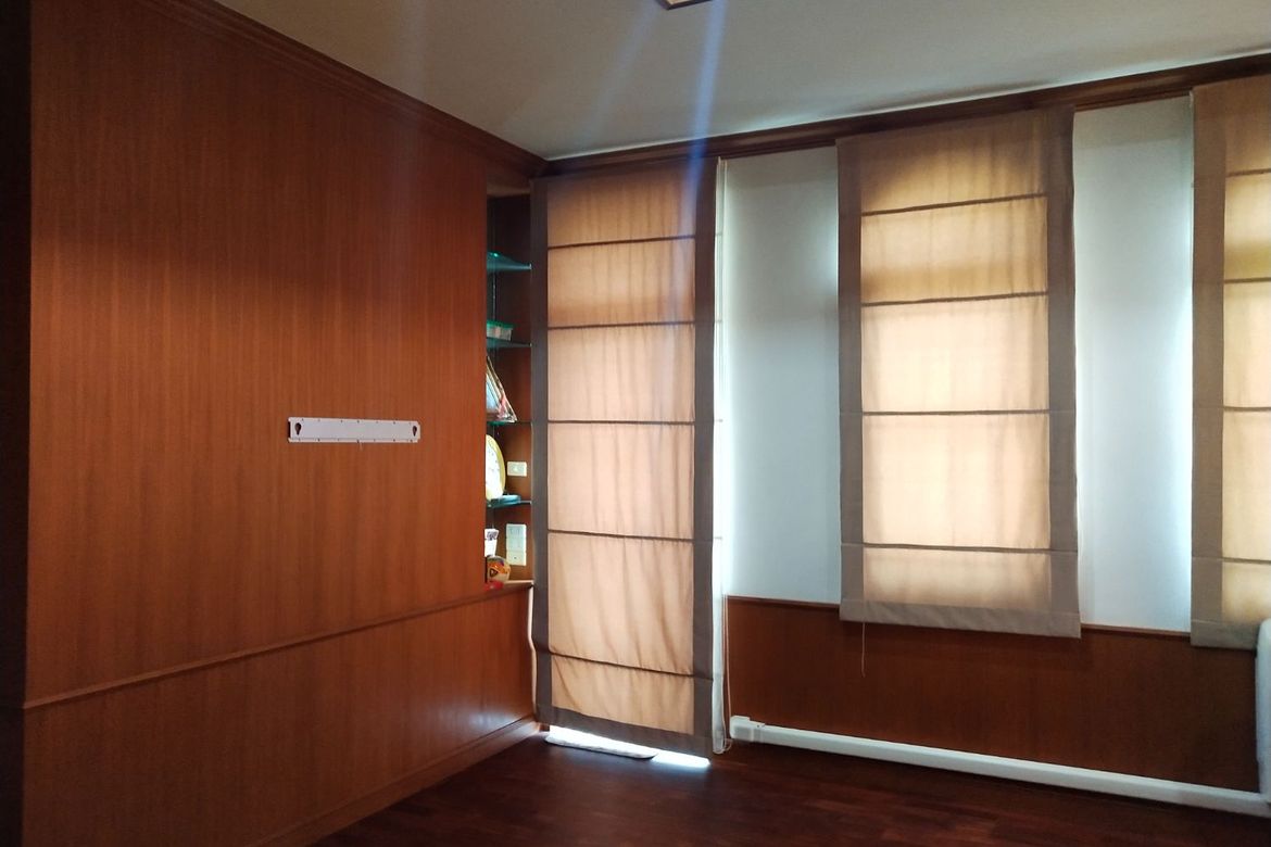 นาราสิริ สาทร-วงแหวน 129.2 ตร.ว. บ้านเดี่ยวหรูสไตล์อิตาเลียนจาก แสนสิริ บนทำเลศักยภาพ ริมถนนกาญจนาภิเษก เยื้องโรงเรียนเลิศหล้ากาญจนาภิเษก พื้นที่ใช้สอย : 320 ตร.ม. ห้องนอน : 4 ห้องน้ำ : 4 . ราคา : 14.5 ล้านบาท .