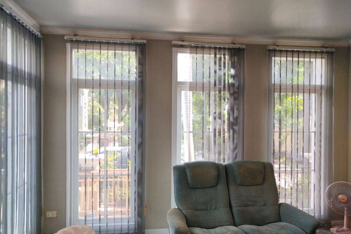 นาราสิริ สาทร-วงแหวน 129.2 ตร.ว. บ้านเดี่ยวหรูสไตล์อิตาเลียนจาก แสนสิริ บนทำเลศักยภาพ ริมถนนกาญจนาภิเษก เยื้องโรงเรียนเลิศหล้ากาญจนาภิเษก พื้นที่ใช้สอย : 320 ตร.ม. ห้องนอน : 4 ห้องน้ำ : 4 . ราคา : 14.5 ล้านบาท .