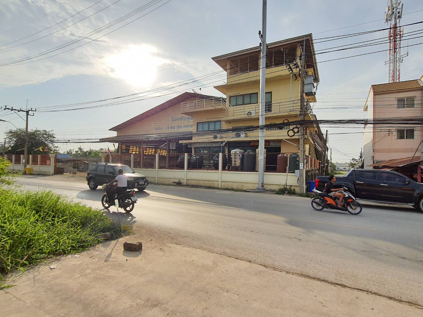 ขายกิจการวัสดุก่อสร้าง พร้อมบ้าน อาคาร และที่ดิน 9ไร่ ในซอยประชาอุทิศ 90