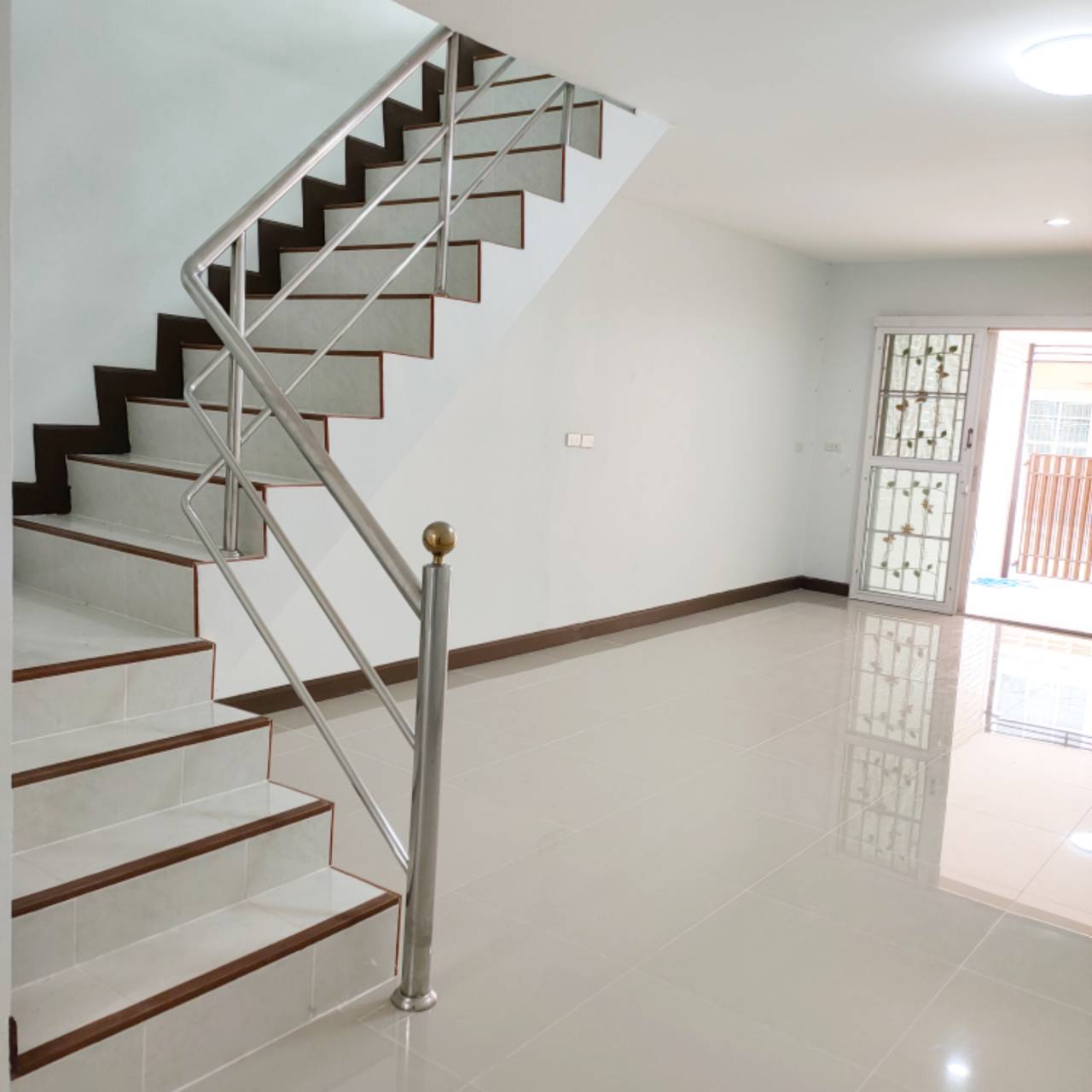 ขาย ทาวน์เฮ้าส์ เหนือฟ้าโฟร์ (บางบัวทอง บางกรวย-ไทรน้อย) ตกแต่งสวยงาม เนื้อที่ 17ตรว. 3ห้องนอน 2ห้องนอน 1ห้องครัว