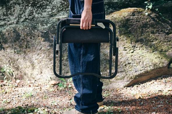 A person holding a folding chair

AI-generated content may be incorrect.