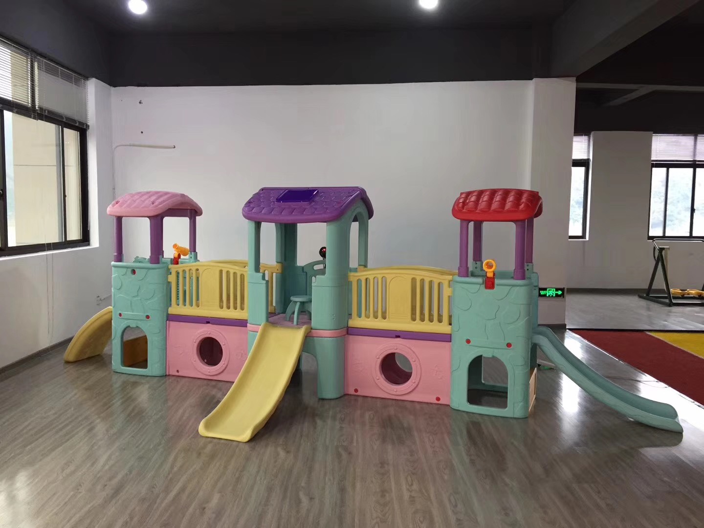 บ้านป้อมสไลด์ สีหวาน ,ของเล่นเด็ก,พร้อมส่ง ราคาโรงงาน