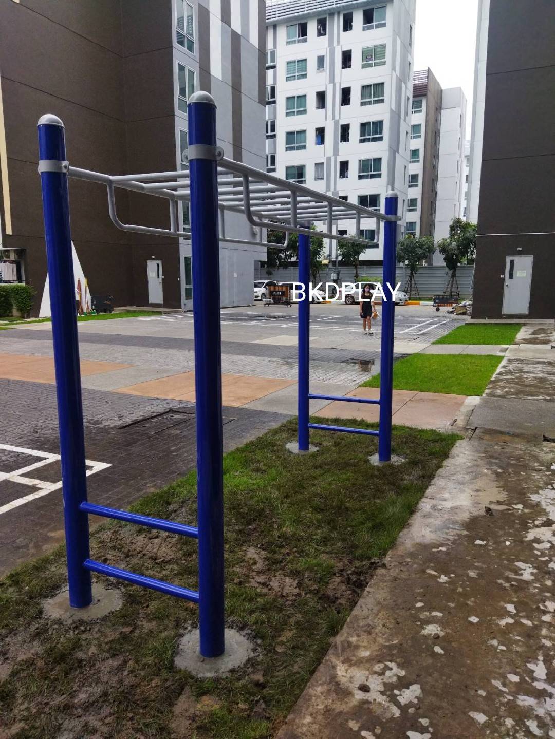 เครื่องออกกำลังกาย กลางแจ้ง ชุดอุปกรณ์ บริหารแขน หน้าอก หัวไหล่ แบบบาร์โหน เหนือศรีษะ ลานกีฬา อเนกประสงค์ สนามกีฬา ขนาด 91 x 300 x 245 ซม.