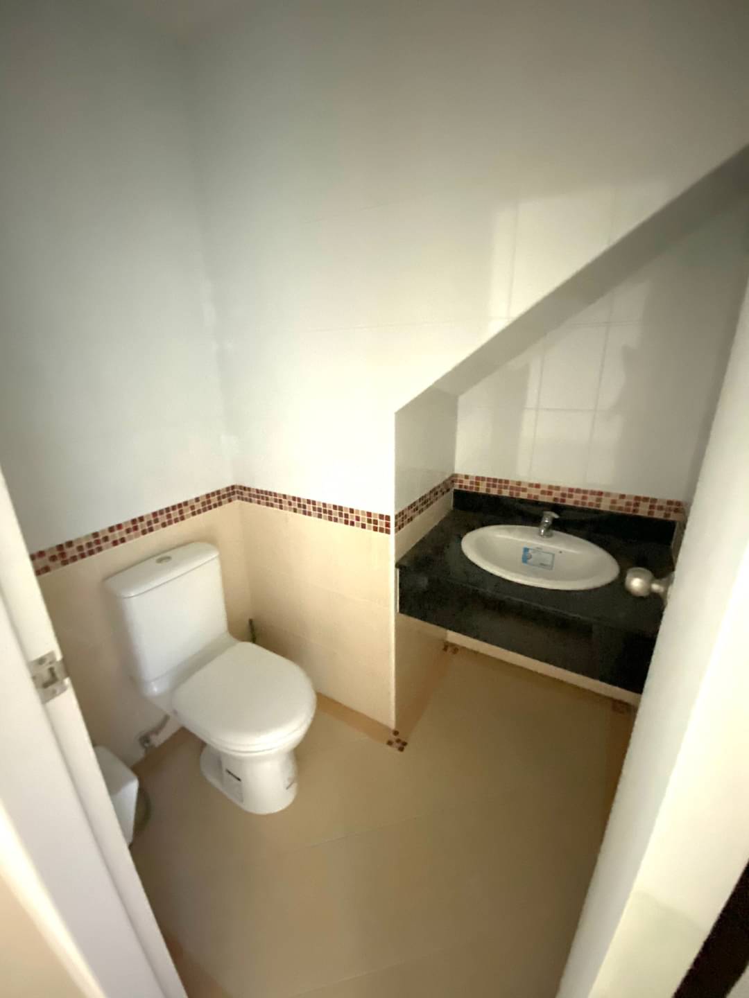 ขายบ้านกลางเมือง สาทร ตากสิน1 ใกล้สถานีรถไฟฟ้า วุฒากาศ ทาวน์โฮม ขนาด 23 ตรว 3 นอน 3 น้ำ