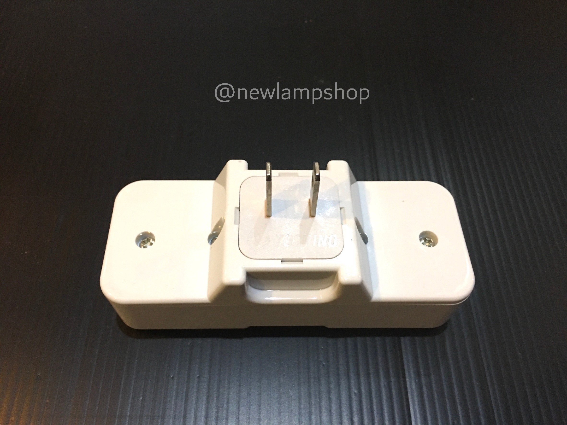 ปลั๊กคอม 2 ที่ มีสวิตช์ 2 ขาแบน ยี่ห้อ Toshino