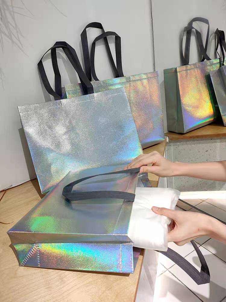 ถุงผ้าสปันบอนด์ สีเงินโฮโลแกรม 3 ขนาด