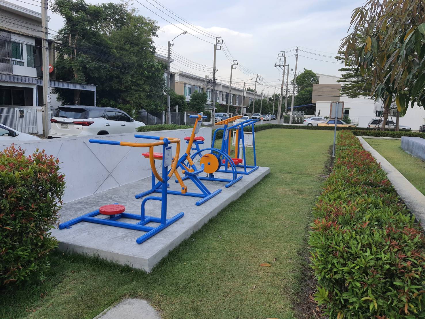 ขายทาวน์เฮ้าส์ อินดี้ 1 ถนนประชาอุทิศ ซอย 90 ทาวน์เฮ้าส์ 2 ชั้น 18.10 ตรว. 2 ห้องนอน 3 ห้องน้ำ มีห้องน้ำในตัวทุกห้อง บ้านสภาพใหม่ พร้อมเฟอร์นิเจอร์