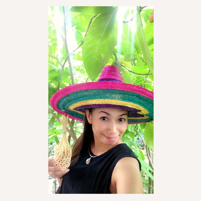 หมวกเม็กซิกัน sombrero แบบสีรุ้ง สีชมพูสีเขียวสีเปลือกไม้และสีม่วง ใส่กับสาว ๆ