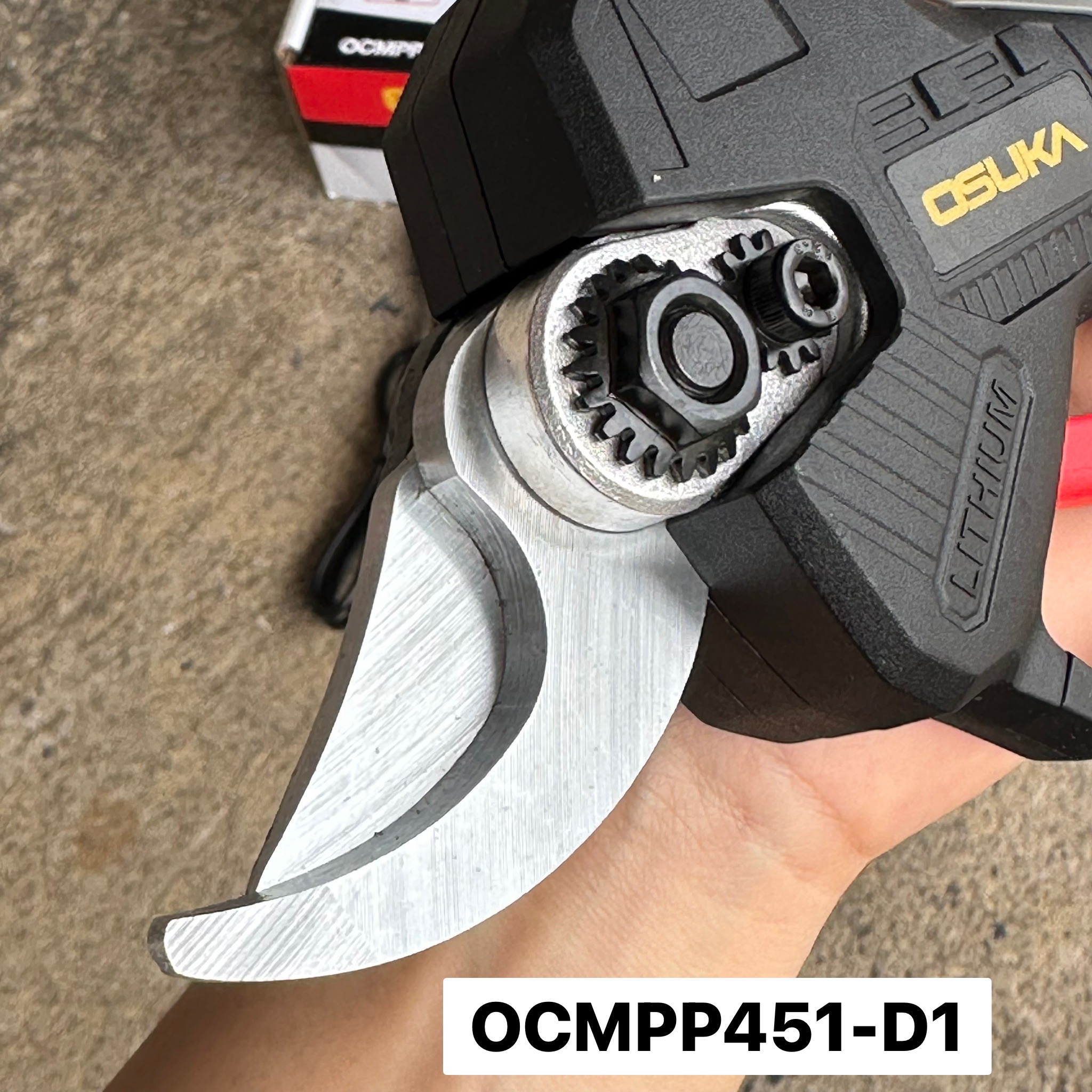 กรรไกรตัดกิ่งไร้สาย OSUKA OCMPP451-D1 (แบต20V 2.0 1ก้อน)