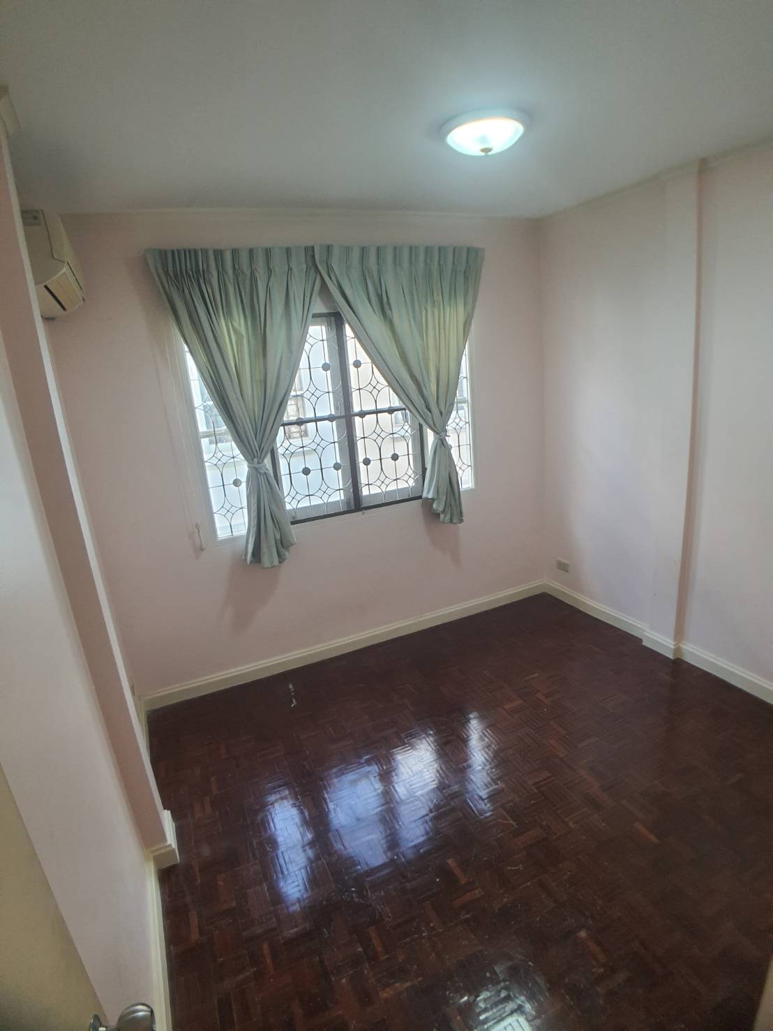 ให้เช่า ทาวน์เฮ้าส์ 2 ชั้น หมู่บ้านปาริชาติ ปิ่นเกล้า-พุทธมณฑลสาย4 บนทำเลศักยภาพ ใกล้ ม.มหิดล เซ็นทรัลศาลายา และ ทางด่วน พร้อมเฟอร์นิเจอร์ เครื่องใช้ไฟฟ้า