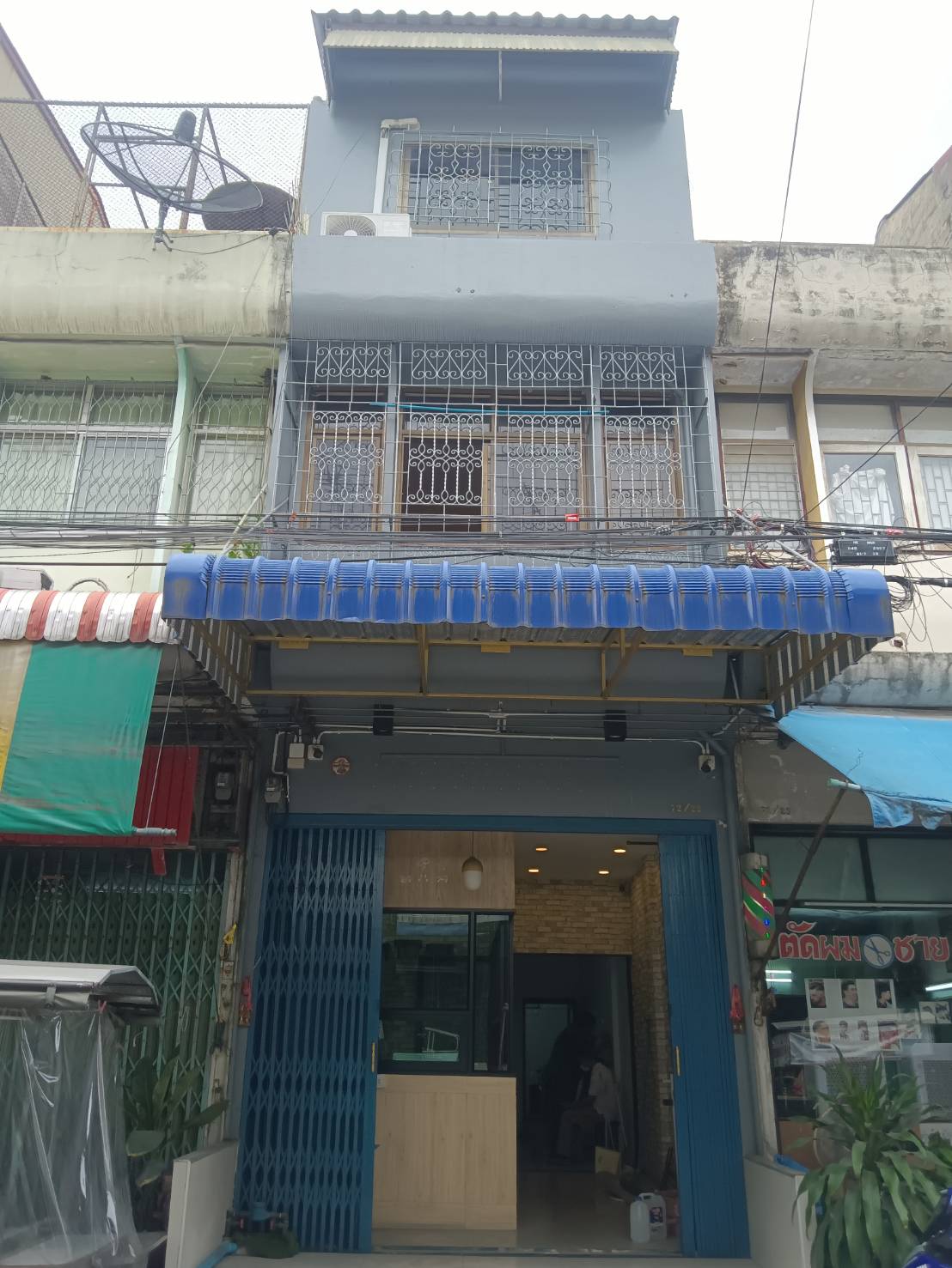 อาคารพาณิชย์ 2.5 ชั้น 10.2 ตรว. อยู่ในซอยตลาดการค้าหนองแขม (เพชรเกษม 81/2) ห่างปากซอยเพียง 50เมตร เหมาะค้าขาย อยู่อาศัย