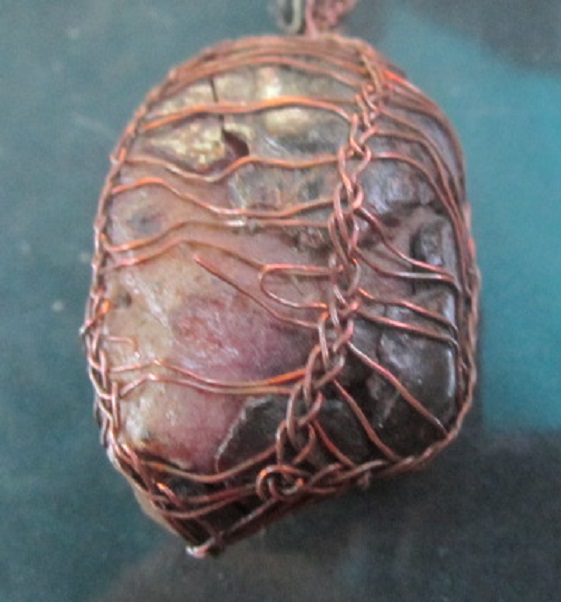 โชว์ เครื่องรางของขลัง หินพลอย พอกด้วยครั่งเก่า หินพลอยเม็ดใหญ่พอกด้วยครั่งเก่า ไม่ทราบการทำ จุดประสงค์อะไร่ แต่เก่า