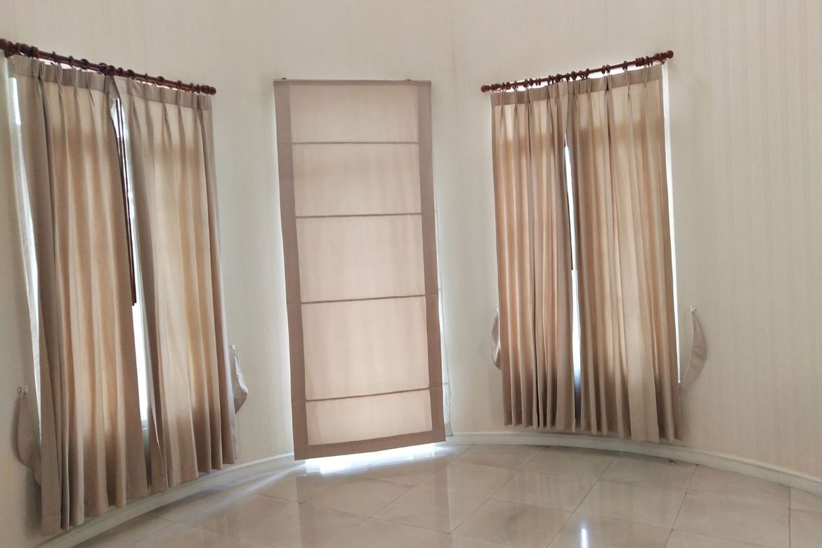 นาราสิริ สาทร-วงแหวน 129.2 ตร.ว. บ้านเดี่ยวหรูสไตล์อิตาเลียนจาก แสนสิริ บนทำเลศักยภาพ ริมถนนกาญจนาภิเษก เยื้องโรงเรียนเลิศหล้ากาญจนาภิเษก พื้นที่ใช้สอย : 320 ตร.ม. ห้องนอน : 4 ห้องน้ำ : 4 . ราคา : 14.5 ล้านบาท .