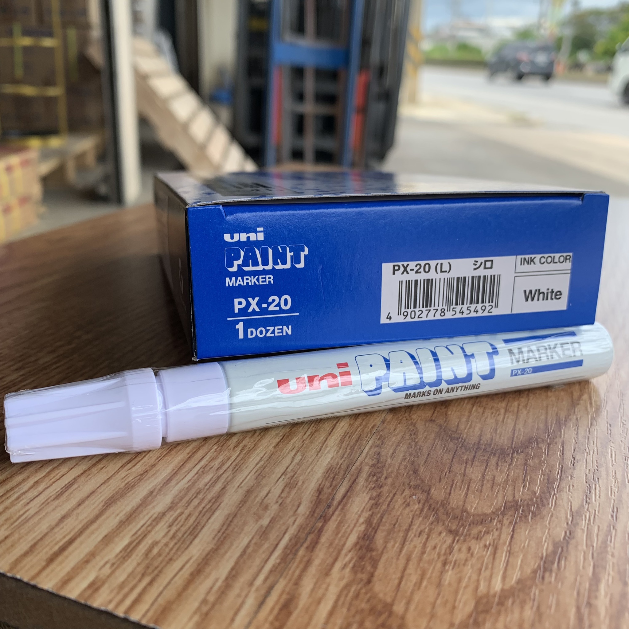 ปากกาน้ำมัน UNIPAINT PX-20