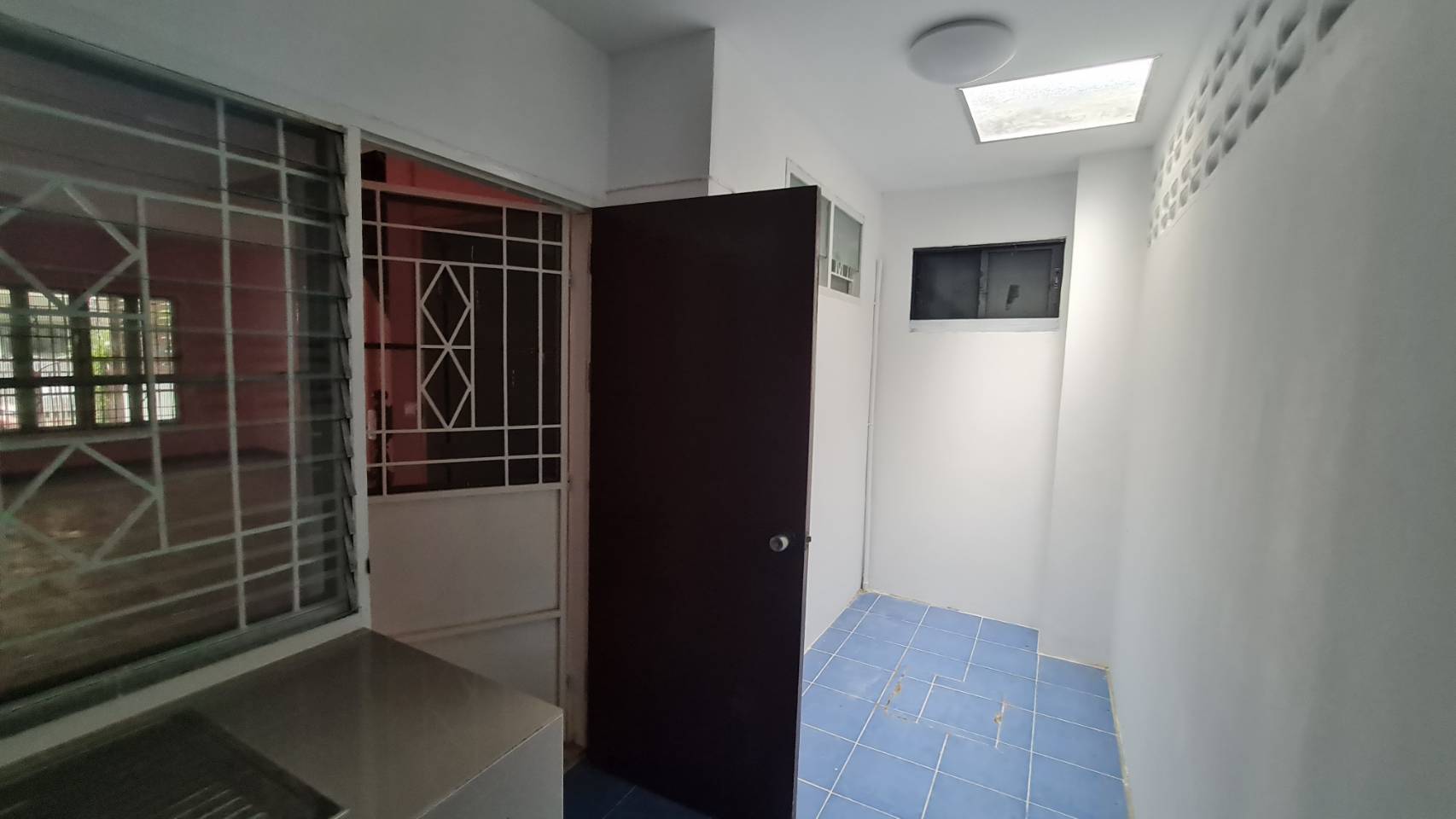 ขายทาวน์เฮ้าน์ หมู่บ้าน ลัดดาวิลล์ บางบัวทอง 2 ชั้น เนื้อที่ 17.50 ตรว. ทำเลดี บางกรวย -ไทรน้อย ตำบล บางบัวทอง ทาวน์เฮ้าส์ 2 ชั้น มี 3 ห้องนอน, 2 ห้องน้ำ, 1 ห้องครัว, 1 ห้องโถงนั่งเล่น, 1 ที่จอดรถ เนื้อที่ : 17.50 ตารางวา