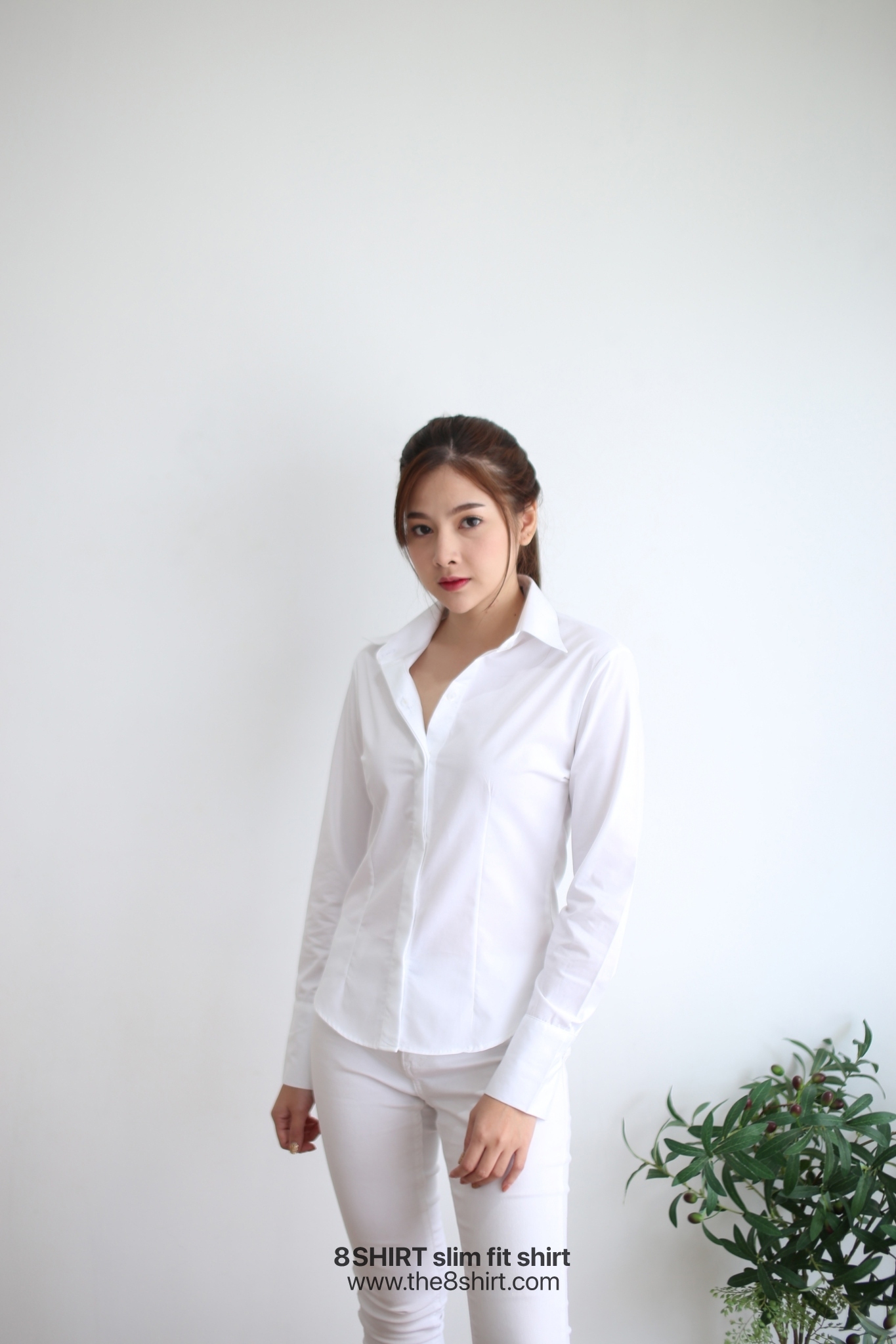 เสื้อเชิ้ตผู้หญิงสีขาว ออฟไวท์ สลิมฟิต เข้ารูป แขนยาว เสื้อเชิ้ตทำงาน เสื้อยูนิฟอร์ม แบรนด์ 8SHIRT slim fit shirt พร้อมส่ง
