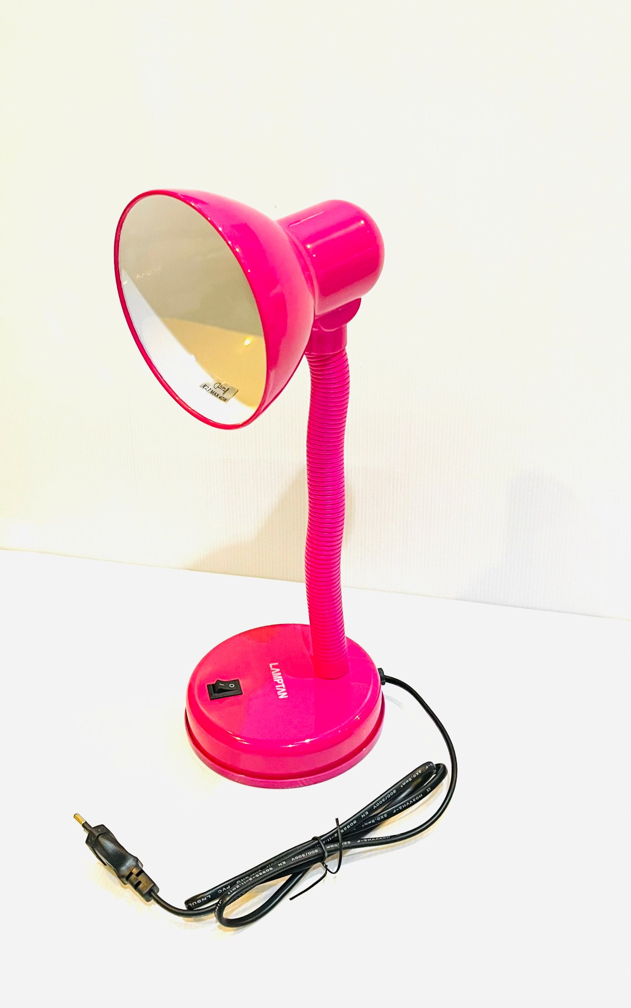 โคมไฟอ่านหนังสือแบบตั้งโต๊ะ มี 3 สี : ขาว , ชมพู และ ดำ ร้านจะจัดส่งแบบคละสีไปนะคะ