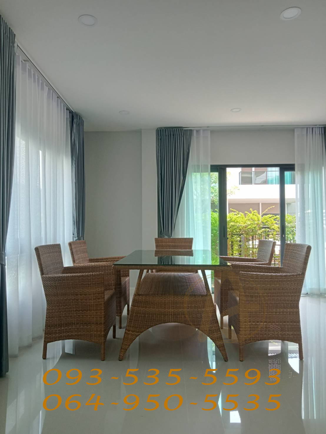 ชุดโต๊ะอาหารหวายเทียม 6ที่นั่ง สานด้วยเส้นหวายเทียมสีธรรมชาติคล้ายผิวเปลือกไม้ เส้นหวายเทียมนำเข้าจากอินโดนีเซีย ทนทานยืดหยุ่นสูง ดูแลรักษาง่าย ไม่กลัวแดด ฝน คุณภาพส่งออก