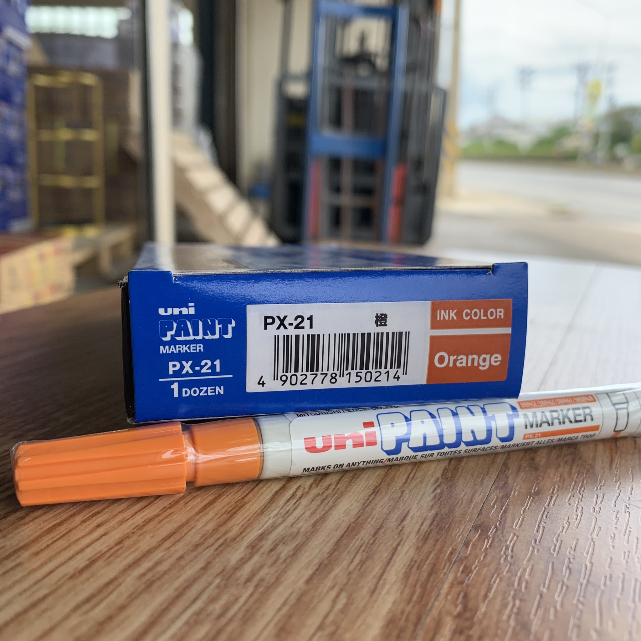 ปากกา UNIPAINT PX-21