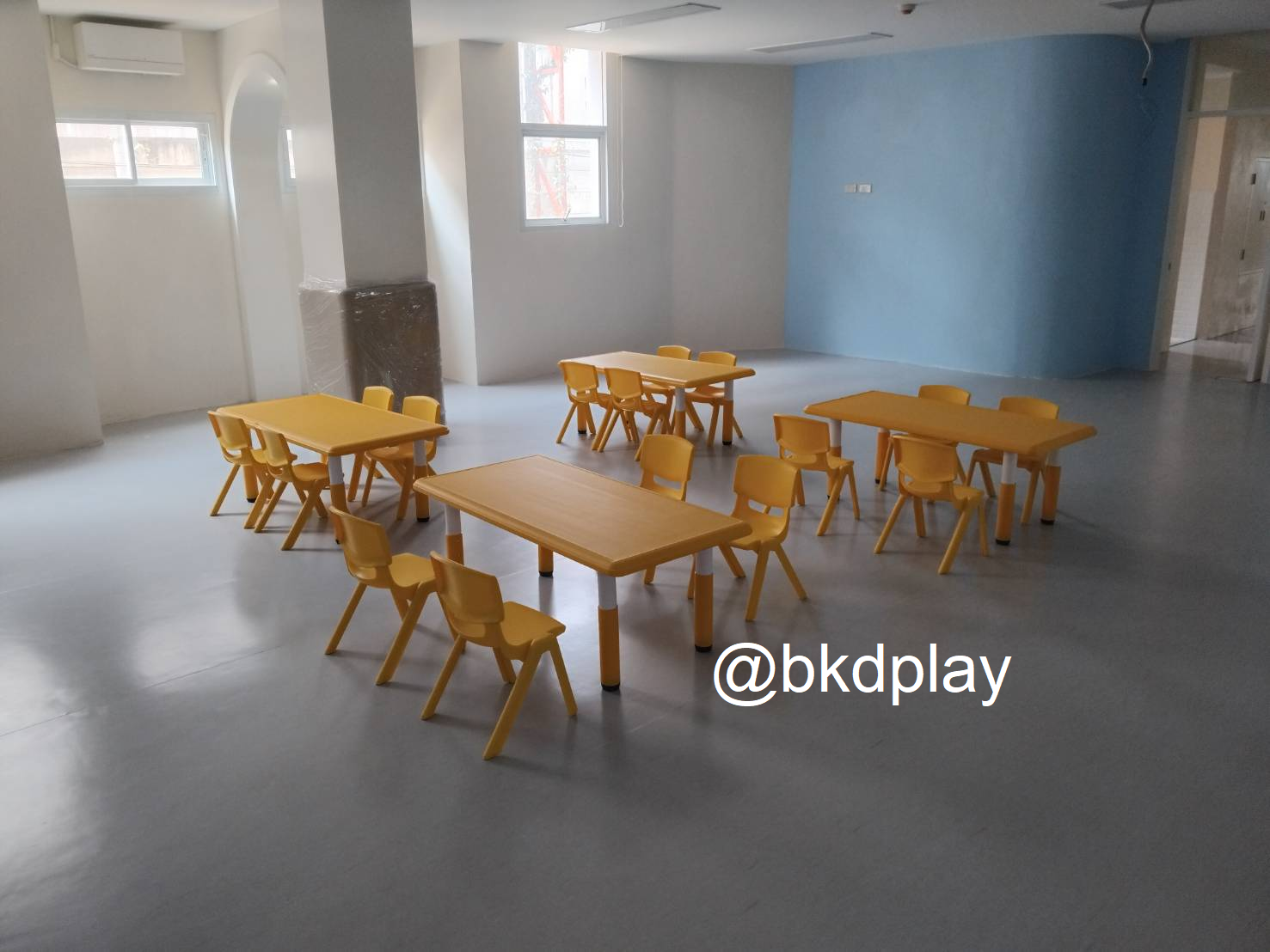 ชุดโต๊ะประถมพร้อมเก้าอี้ 4 ตัว โต๊ะสี่เหลี่ยมผืนผ้าขาพลาสติก พร้อมส่ง โต๊ะนักเรียน โต๊ะเขียนหนังสือ โต๊ะทานข้าว โต๊ะกิจกรรมพร้อมเก้าอี้เด็ก โต๊ะพลาสติก