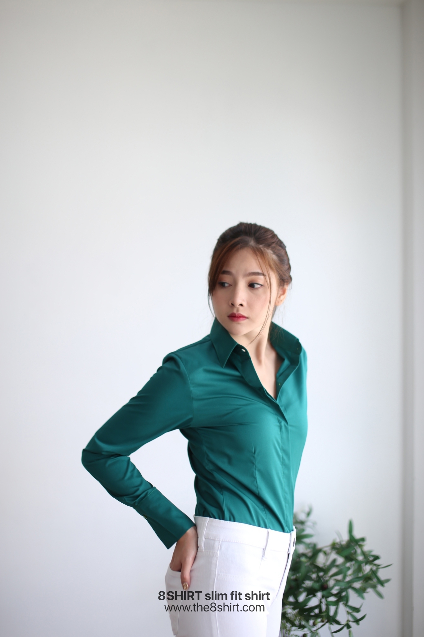 เสื้อเชิ้ตผู้หญิง สีเขียวมรกต (Emerald green) สลิมฟิต เข้ารูป แขนยาว เสื้อเชิ้ตทำงาน เสื้อยูนิฟอร์ม แบรนด์ 8SHIRT slim fit shirt พร้อมส่ง