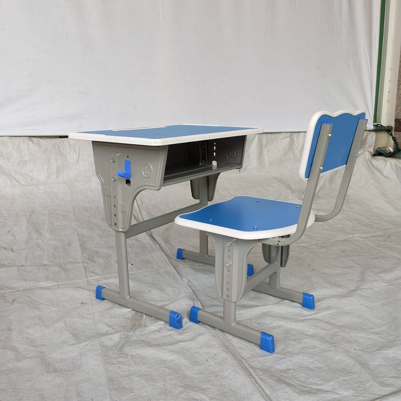 ชุดโต๊ะนักเรียนอนุบาล-ประถมสีน้ำเงิน ขาเดี่ยว โต๊ะเรียนเดี่ยว ผิวโต๊ะพลาสติก ขาเหล็ก ปรับระดับได้ โต๊ะเรียนเด็ก พร้อมส่ง ราคาโรงงาน โต๊ะ ขนาด 40 x 60 x 58-76 ซม.