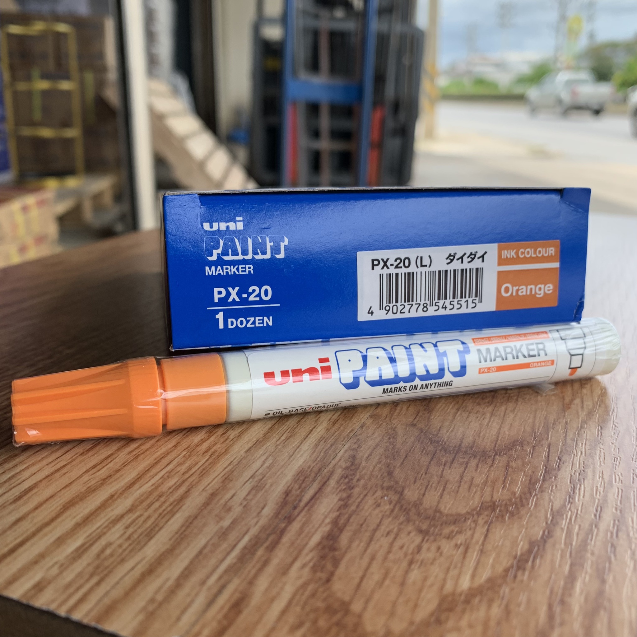 ปากกาน้ำมัน UNIPAINT PX-20