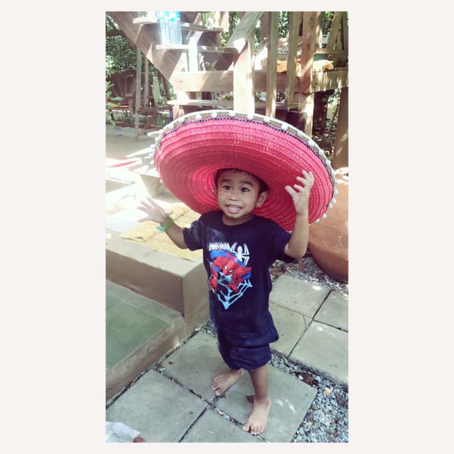 หมวกเม็กซิกัน หรือ หมวก sombrero แบบมีตุ้งติ้งสีแดง ใส่กับเด็ก ๆ