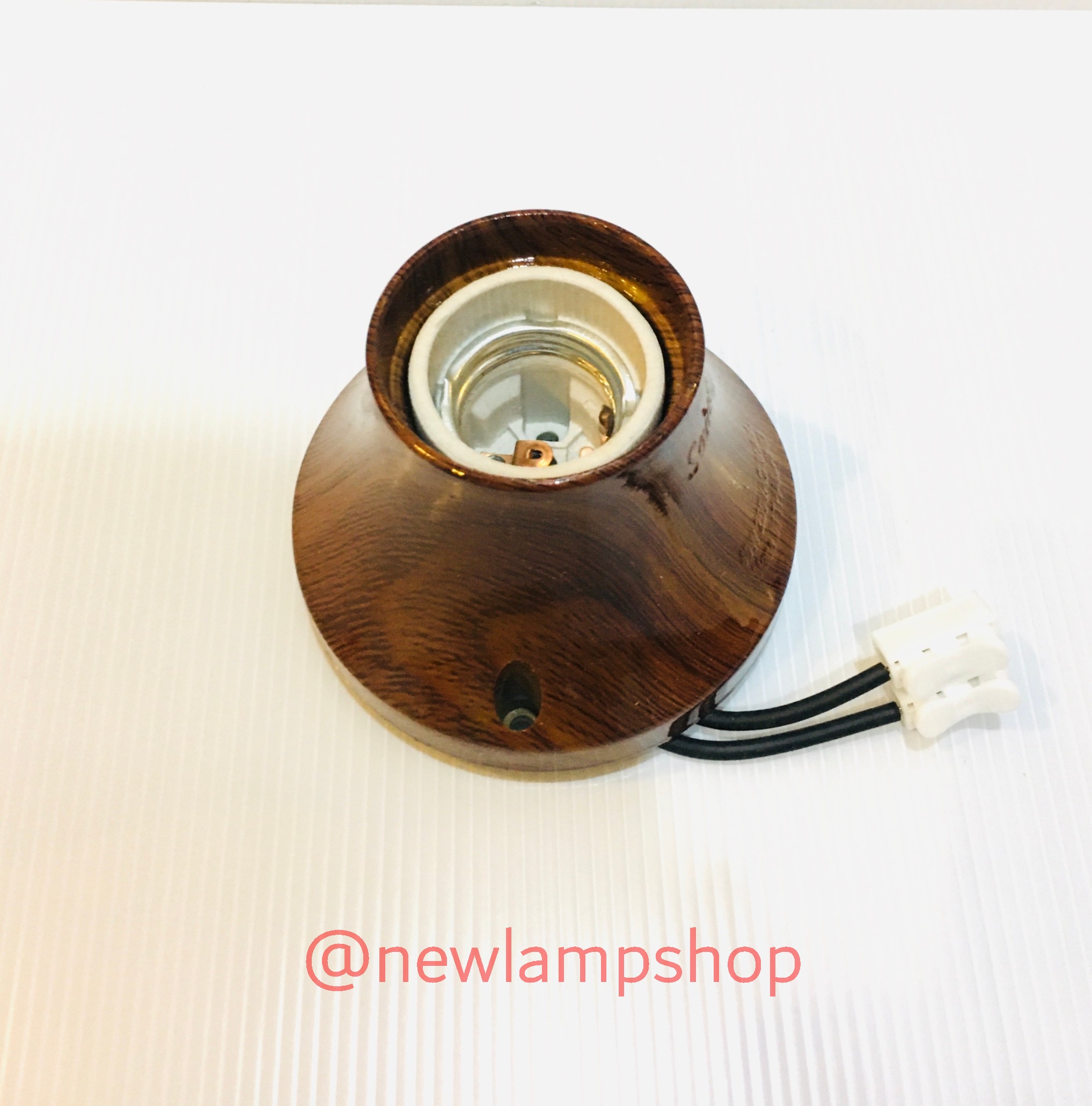 ขั้วแป้นกระเบื้อง E27 รุ่นใหญ่ ลายไม้ พร้อมเต๋าหนีบเพื่อเชื่อมสายไฟ ยี่ห้อ ช้างกนก