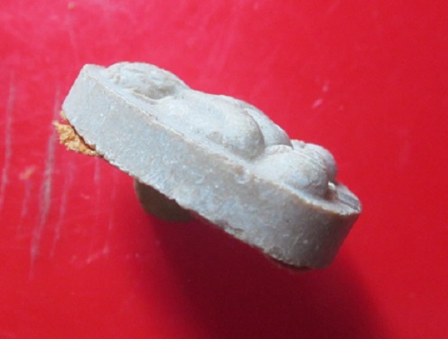 พระปิดตาเนื้อผงน้ำมัน ฝังตะกรุด หลังติดจีวรหลวงพ่อ ไม่ทราบที่ องค์ที่4