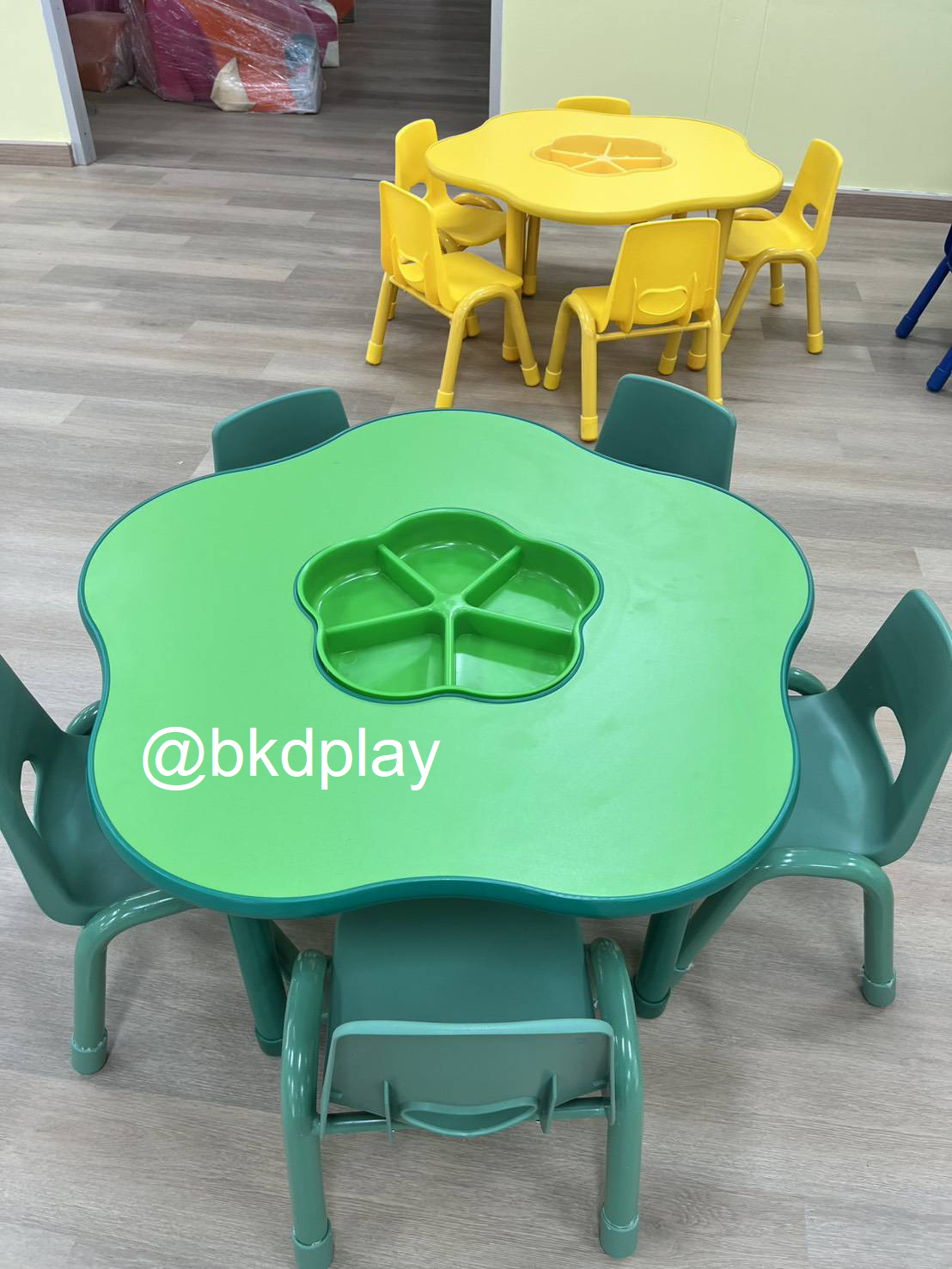 ชุดโต๊ะดอกไม้ พร้อมเก้าอี้ 5 ที่นั่ง โต๊ะเก้าอี้นักเรียน,โต๊ะเด็ก,เก้าอี้เด็ก,อนุบาล-ประถม,โต๊ะกิจกรรม,โต๊ะพลาสติกขาเหล็ก,โต๊ะเขียนหนังสือเด็ก สั่งนำเข้า ขนาดโต๊ะ 60x100x48-56 ซม.