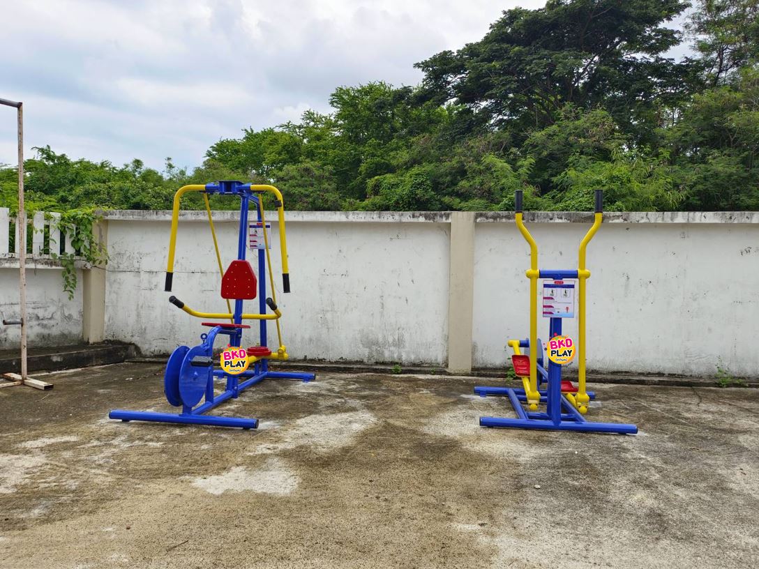 เครื่องออกกำลังกาย กลางแจ้ง ชุดอุปกรณ์ บริหารแขน หน้าอก หัวไหล่ ขา แบบถ่างหุบ ปั่นจักรยาน ลานกีฬา อเนกประสงค์ สนามกีฬา ขนาด 100x160x160 ซม.