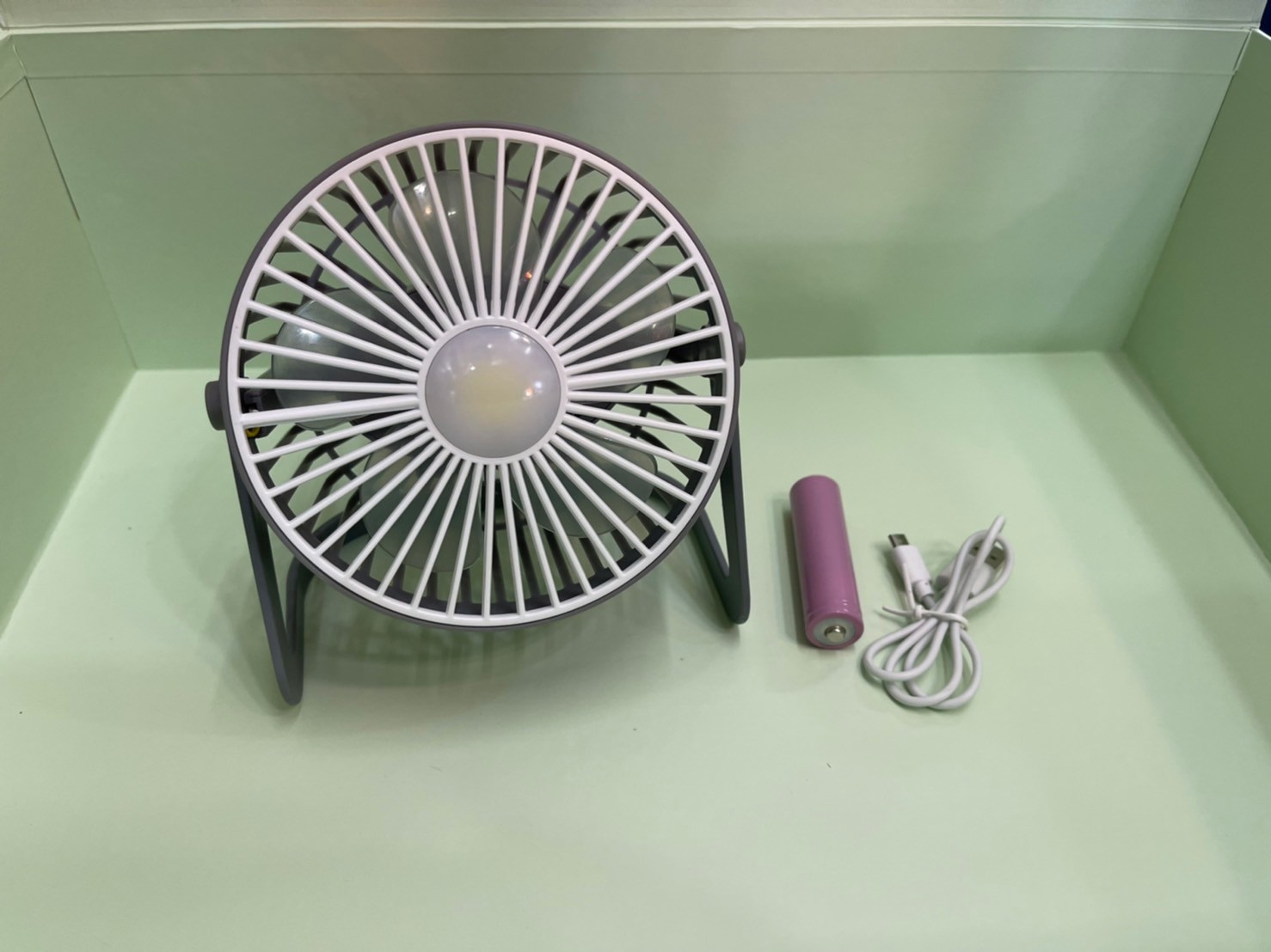 พัดลมชาร์จ พร้อมถ่าน+ สายชาร์จ USB YT-M2030 ขนาดเส้นผ่านศูนย์กลาง 13 Cm คละสี