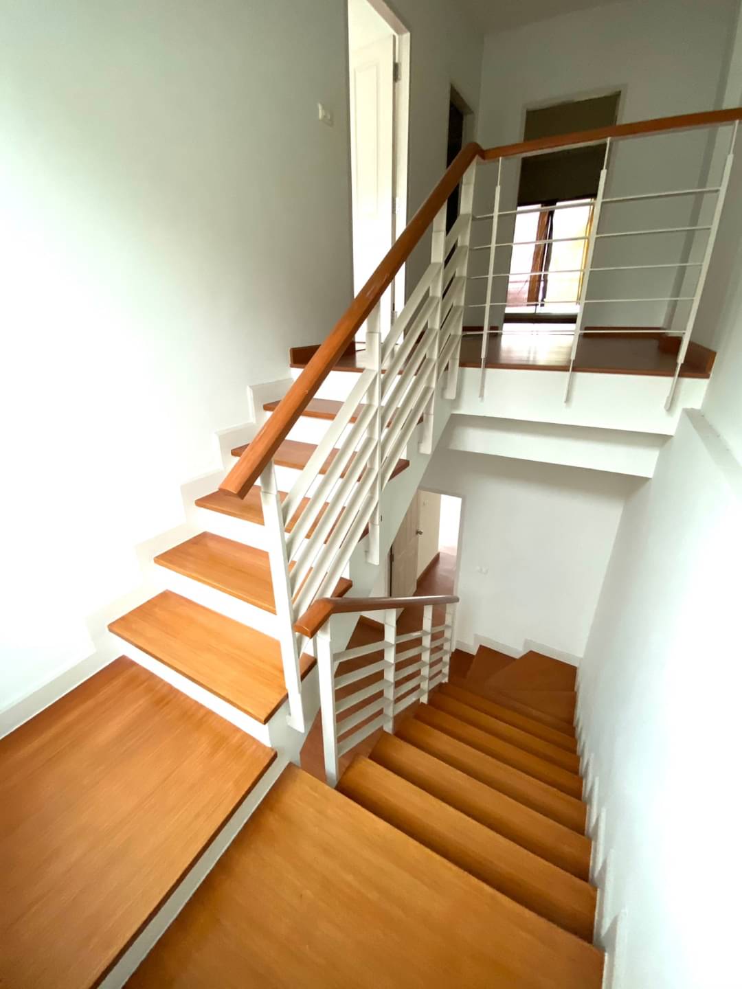 ขายบ้านกลางเมือง สาทร ตากสิน1 ใกล้สถานีรถไฟฟ้า วุฒากาศ ทาวน์โฮม ขนาด 23 ตรว 3 นอน 3 น้ำ