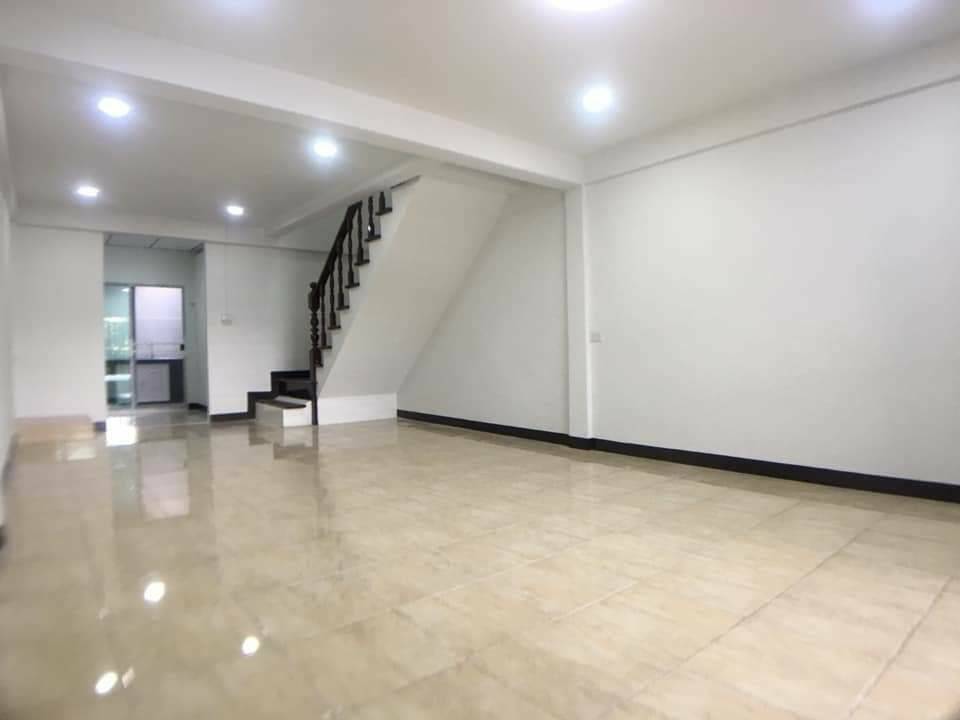 ขายบ้านทาวน์เฮ้าส์ ตกแต่งใหม่ พร้อมเข้าอยู่ 2ชั้น ขนาด 17.6ตรว. ซอยบางแค7 (ซอยยิ้มประยูร ) บางแค