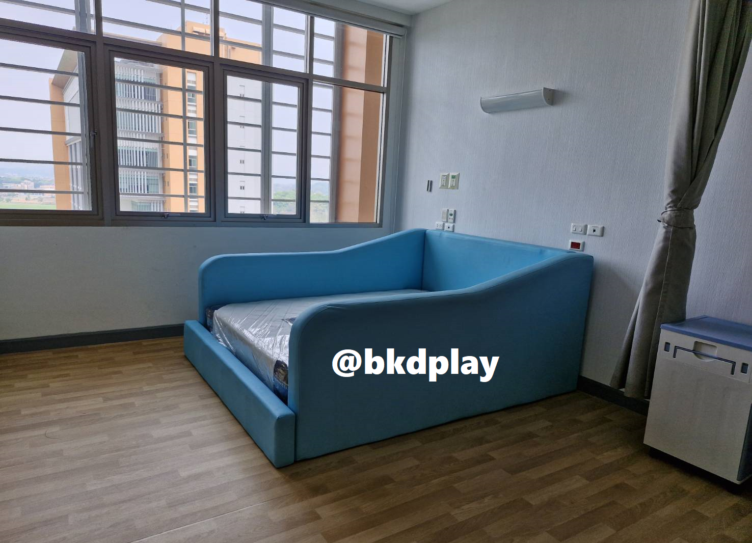 เตียงเด็ก เตียงโครงไม้บุนวมหุ้มหนัง เตียงพร้อมนอน เตียงนุ่มนิ่ม ใช้ที่บ้าน เตียงเด็กในโรงพยาบาล สั่งผลิตตามสีที่ต้องการได้