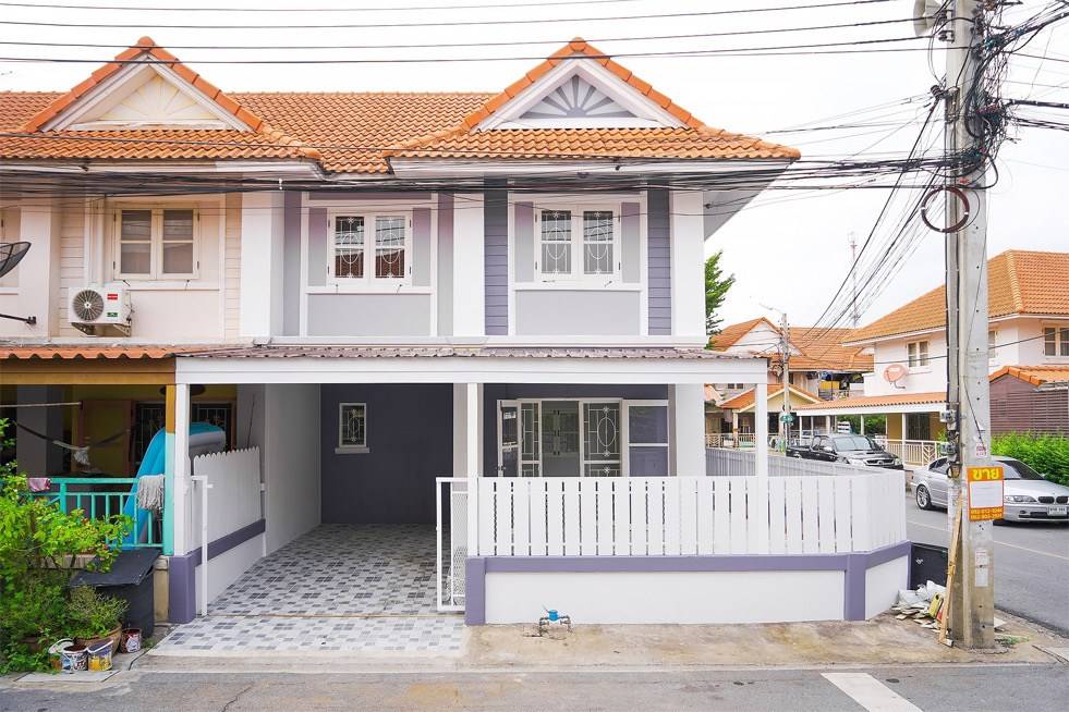 ขายพฤกษา21 ปรับปรุงใหม่ทั้งหลัง บ้านมุม สวยมาก ทำเลดีหน้าโครงการ ใกล้ตลาดบางใหญ่ นนทบุรี ขนาด 23.90 ตารางวา 2 ชั้น 3 ห้องนอน 2 ห้องน้ำ
