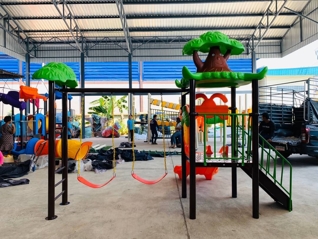 เครื่องเล่นสนามกลางแจ้ง-ในร่ม, ชุดสไลด์ต้นไม้กับชิงช้าแสนสนุก, สนามเด็กเล่น เครื่องเล่นสนามกลางแจ้ง ในร่มราคาถูก เครื่องเล่นสนามปฐมวัย playground outdoorplayground ครุภัณฑ์สนามเด็กเล่น, สพฐ,โครงการโรงเรียนประชารัฐ ศูนย์พัฒนาเด็กเล็ก