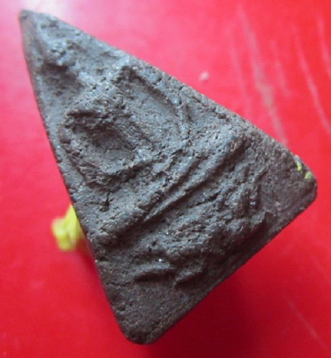 พระสามเหลี่ยม นั่ง ทรงหงษ์ ทรงครุต เนื้อว่าน ไม่ทราบที่