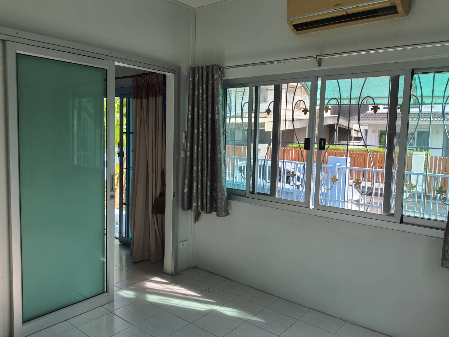 ขายบ้านเดี่ยว 2 ชั้น ม.พฤกษ์ลดา-พุทธสาคร (สาย4 ตัดใหม่) เจ้าของโครงการ : แลนด์แอนด์เฮ้าส์ - เนื้อที่ 56 ตร.ว. - พื้นที่ใช้สอย 145 ตร.ม. - ขนาด 3 ห้องนอน 2 ห้องน้ำ