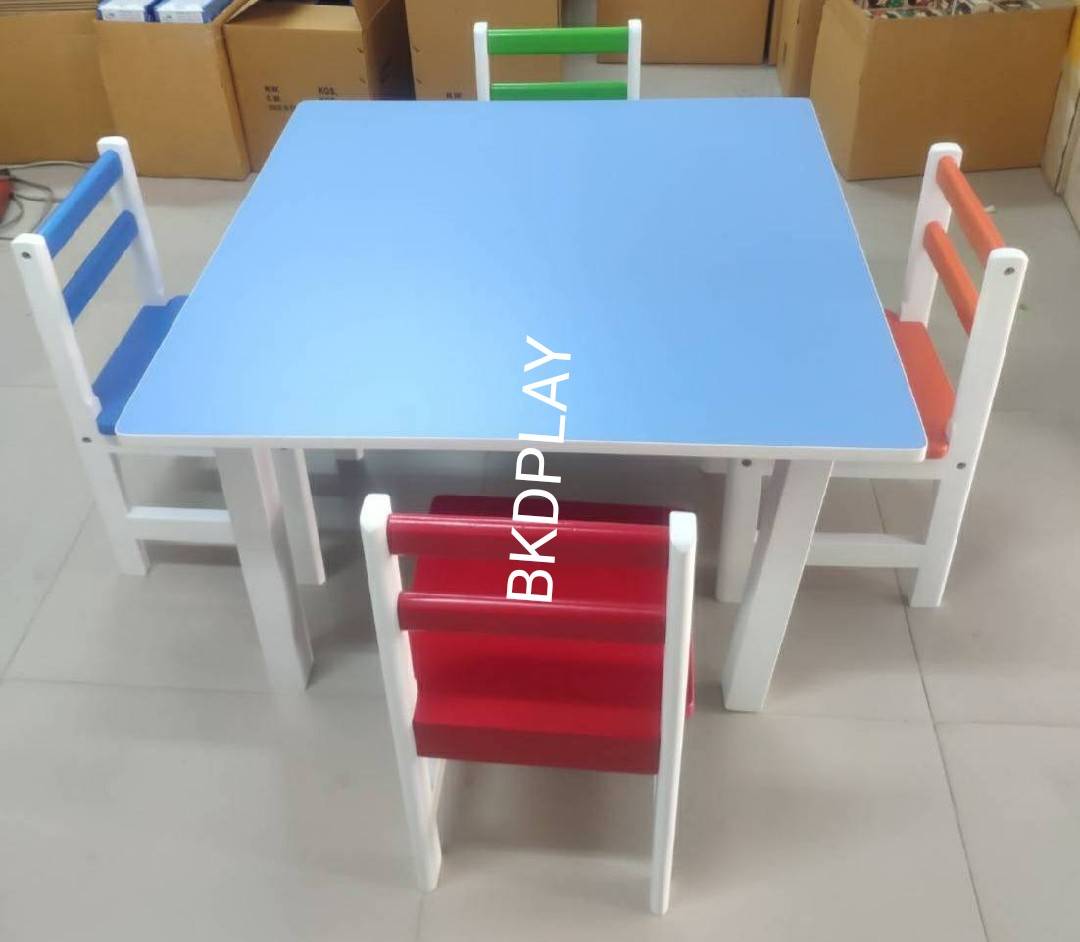 ชุดโต๊ะไม้ สี่เหลี่ยมเหลี่ยม พร้อมเก้าอี้ 4 ตัว ทำกิจกรรมกลุ่ม โต๊ะเขียนหนังสือเด็ก โต๊ะพร้อมเก้าอี้เด็กพร้อมส่ง สำหรับเด็ก อนุบาล โรงเรียน เนอสเซอรี่ ศูนย์พัฒนาเด็กเล็ก ขนาด 80 x 80 x 50 ซม.